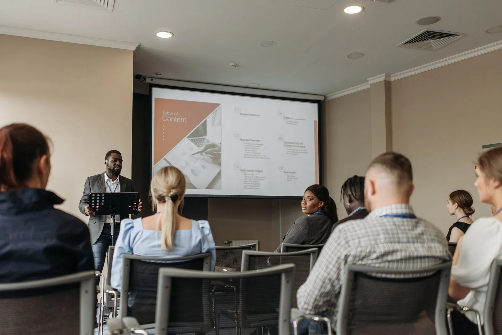 How to Structure a Presentation That Holds Attention